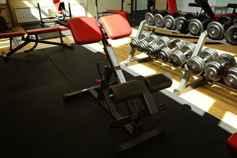 Тренажер на прорезиненном покрытии пола