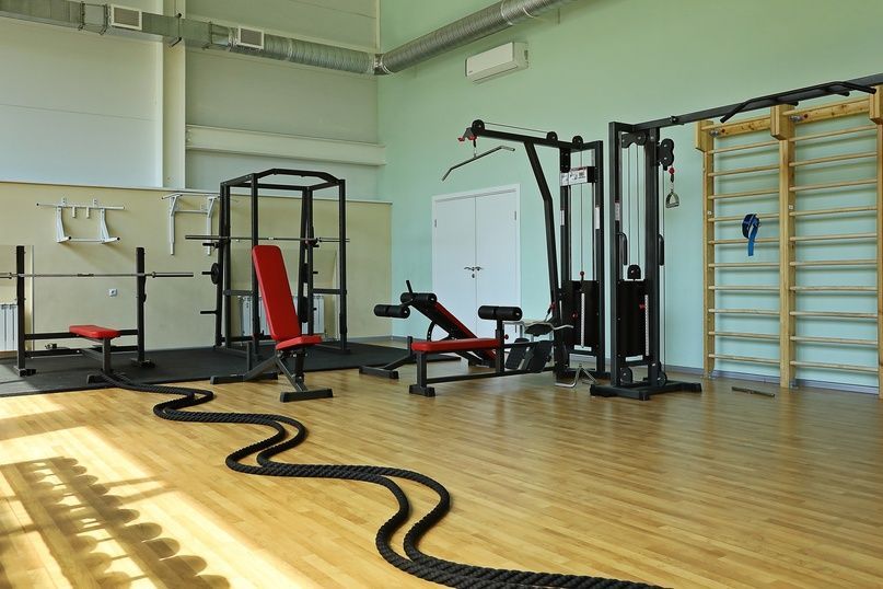 силовые тренажеры в зале