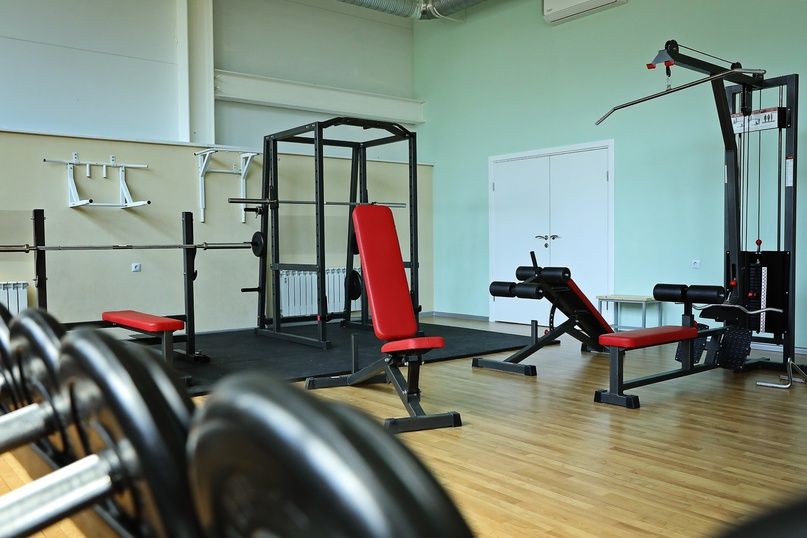 силовые тренажеры в спортзале