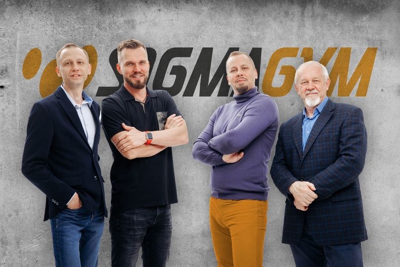 Александр «АФ» Алексеев с сыновьями и Сергей Орлов на открытии новой производственной линии, 2022г.